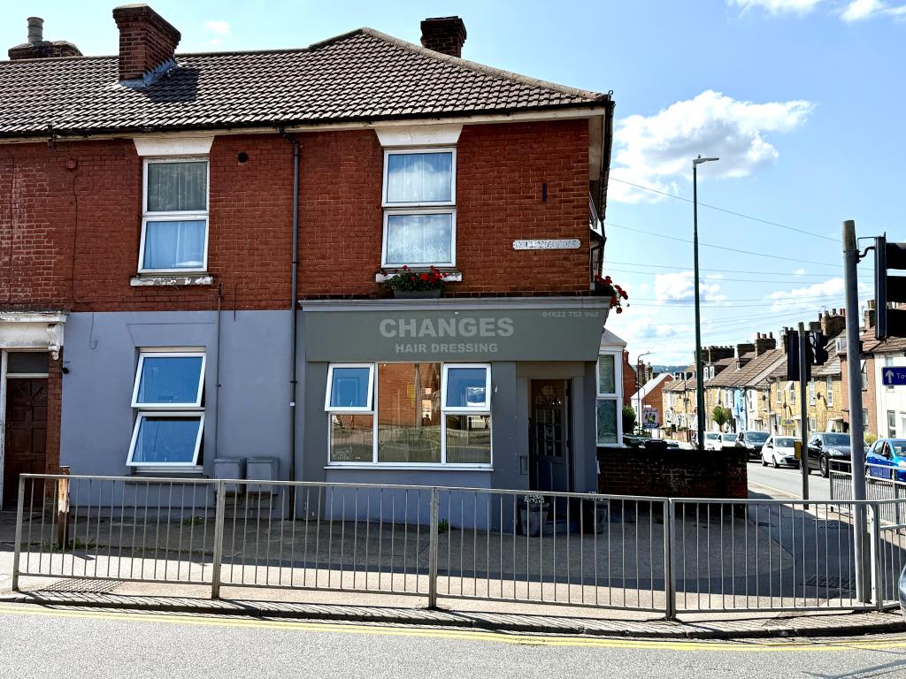 Lot: 67 - MIXED RESIDENTIAL AND COMMERCIAL INVESTMENT - Shop and flats on corner